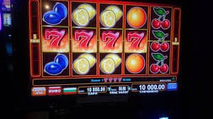 ibetcasino APP မှ ဘောလုံးလောင်းကစားနှင့် Live Casino ဝင်ရောက်ကစားနေသောပုံ